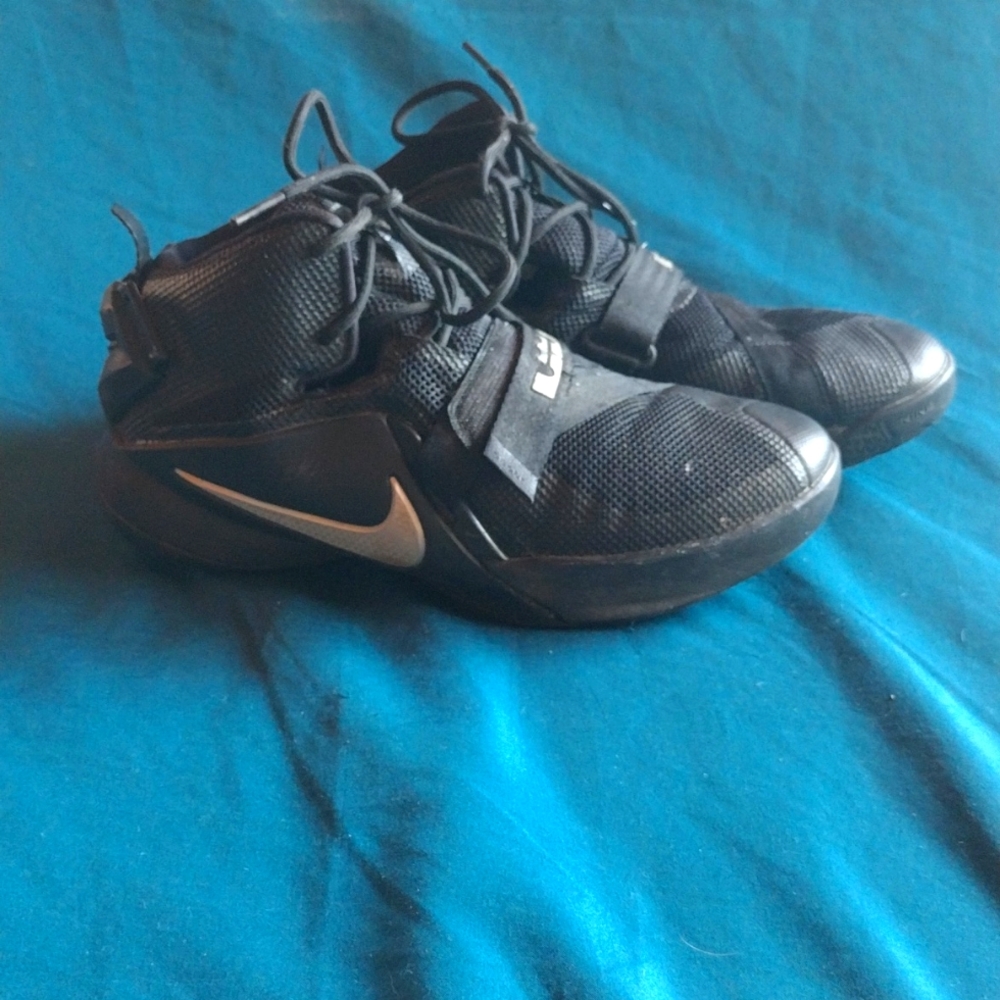*3for$15*Genuine Youth size 6.5 Nike LeBron basketball shoes